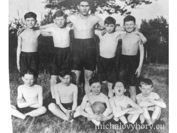 ... mladí fotbalisté z meziválečného období