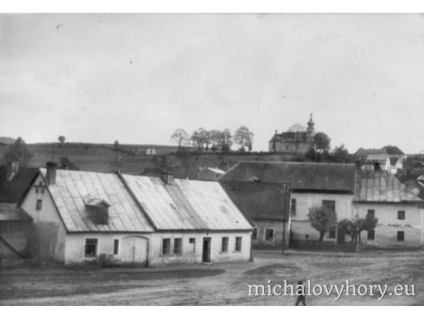 Náměstí s hospodou a budovou řeznictví. Po válce byla tato budova zničena při vojenském cvičení