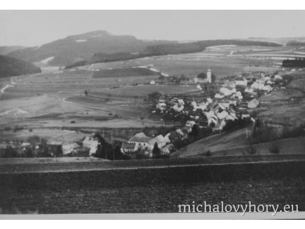 Pohled z vyšší polohy, dnes by tuto fotku nikdo nevyfotil, protože stráň je zarostlá lesem