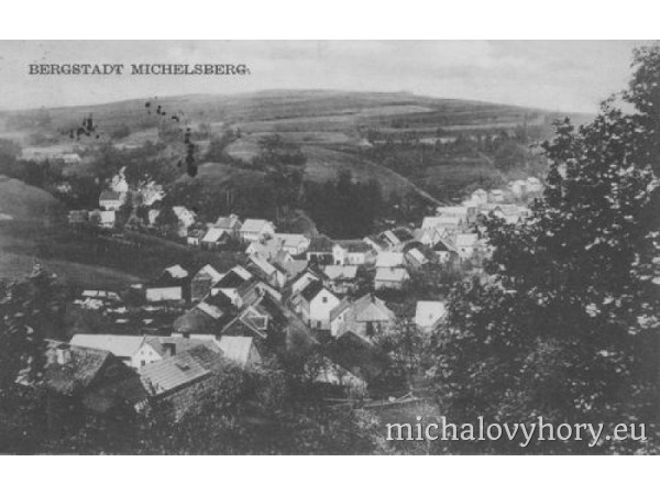 Pohled od kostela (z kostela?) na městečko a tehdy holé stráně