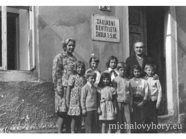 Školní foto - pouze jednotřídka a značně zmenšená.