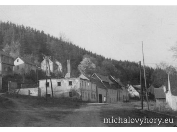 ...který roku 1945 vyhořel. Na jeho místě je teď užitková zahrada