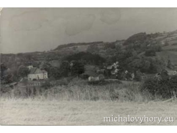 Dávný fotograf srovnal fotoaparát s šikmou strání, takže Michalky padají doleva