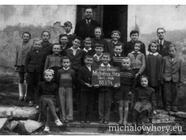 Někteří vyfotografovaní žáci dodnes žijí v Michalkách ale už byste je nepoznali